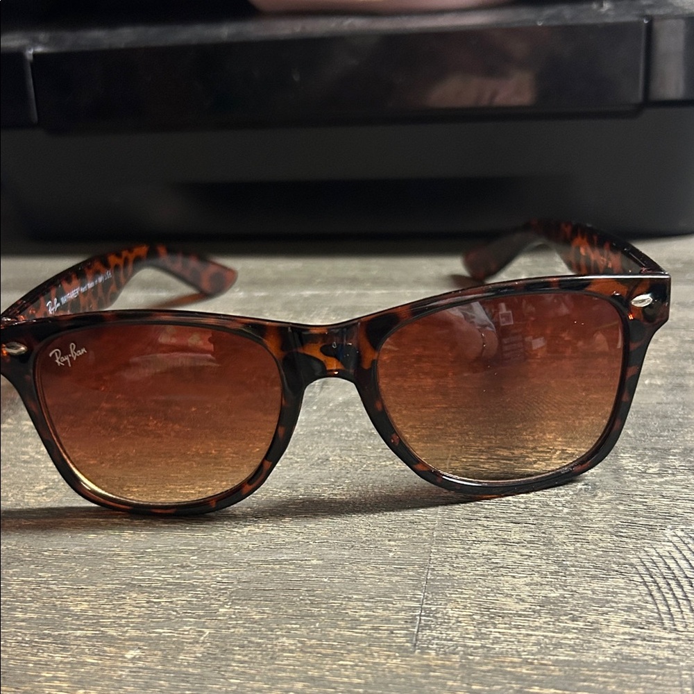 Ray-Ban Wayfarer Amber Tortoise Sunglasses‎